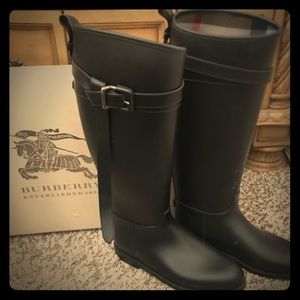 Burberry rain boots🖤